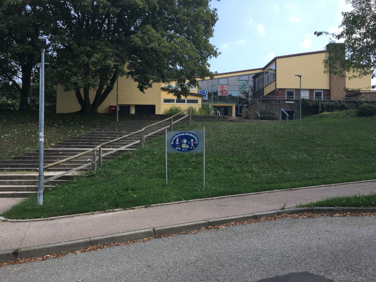 Vom Parkplatz aus: Eingang Turnhalle Breitenstein